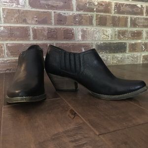 Very Volatile black leather ankle boots Size 6.5